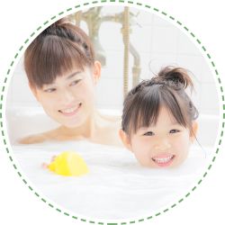 お風呂に入る母と娘
